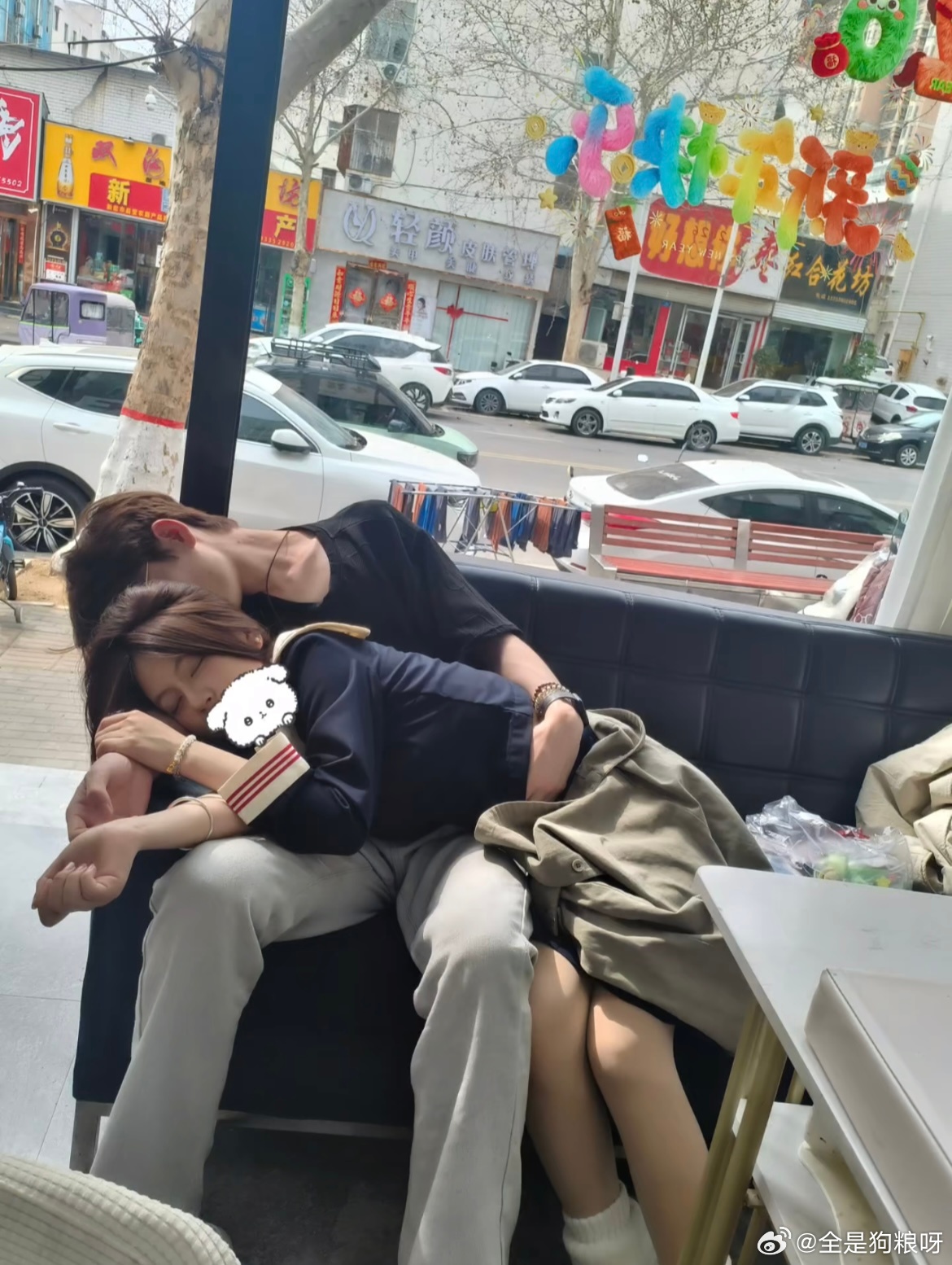 当男朋友陪我做美甲等到睡着了 