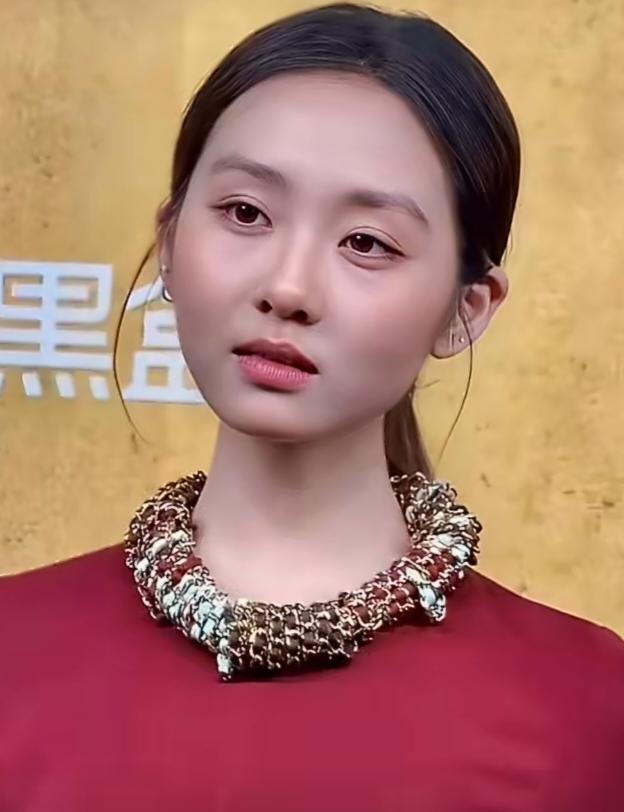 黄多多父母投入再多也换不来她的观众缘，黄多多没有观众缘是有缘故的。
黄多多刚开始