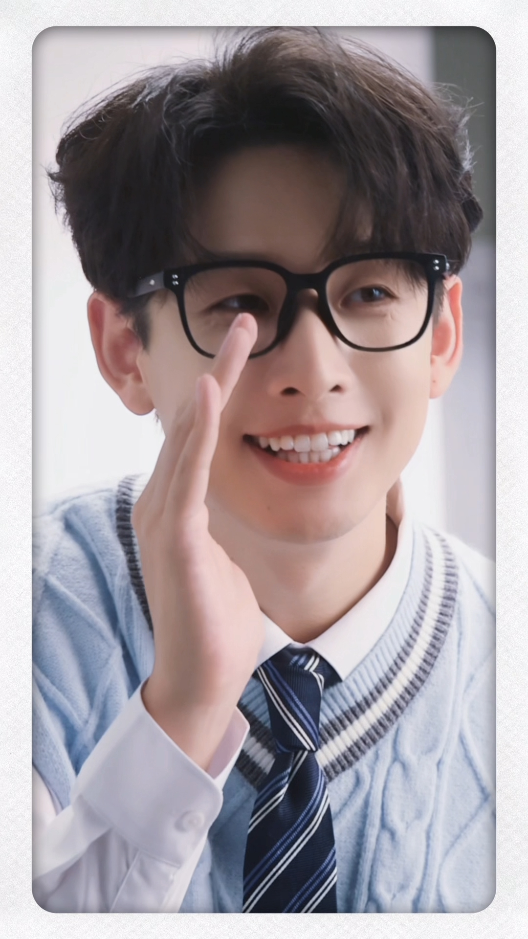 小齐和极境冬语系列的适配度简直满分！把立牌放在书桌上，每次抬头都能看到帅气推荐官