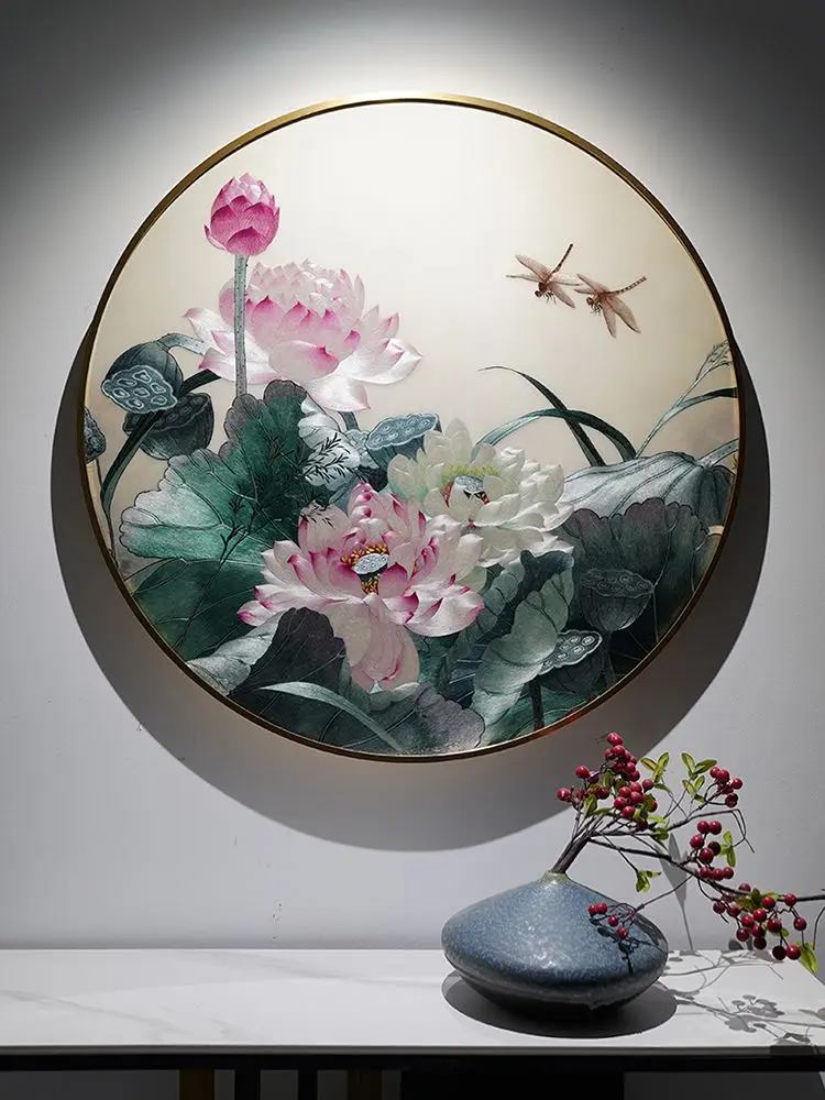 莲开圆藏安宁意，蜓落池间万事舒 柔丝织圆幅莲池清趣，走线分瓣影玲珑、翠...