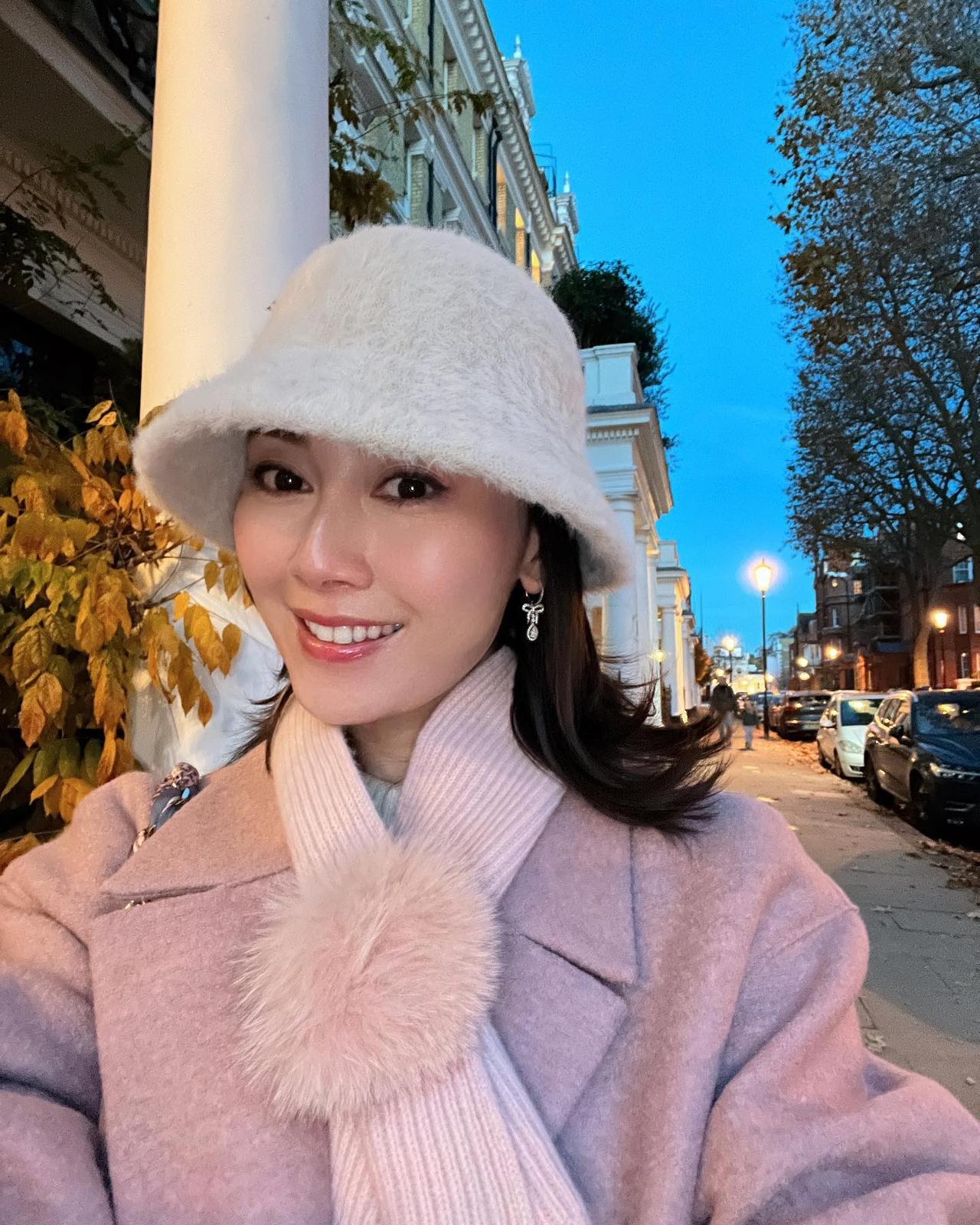 香港著名女星袁嘉敏的生活照，她今年已经39岁还是单身，这个年纪再加上之前负面新闻
