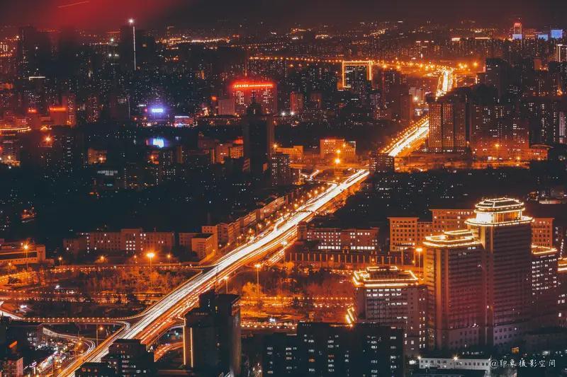 嘿，你们听说了吗？一姑娘穿着穿了十三年的羽绒服下楼倒垃圾，在电梯里被邻居一句“太