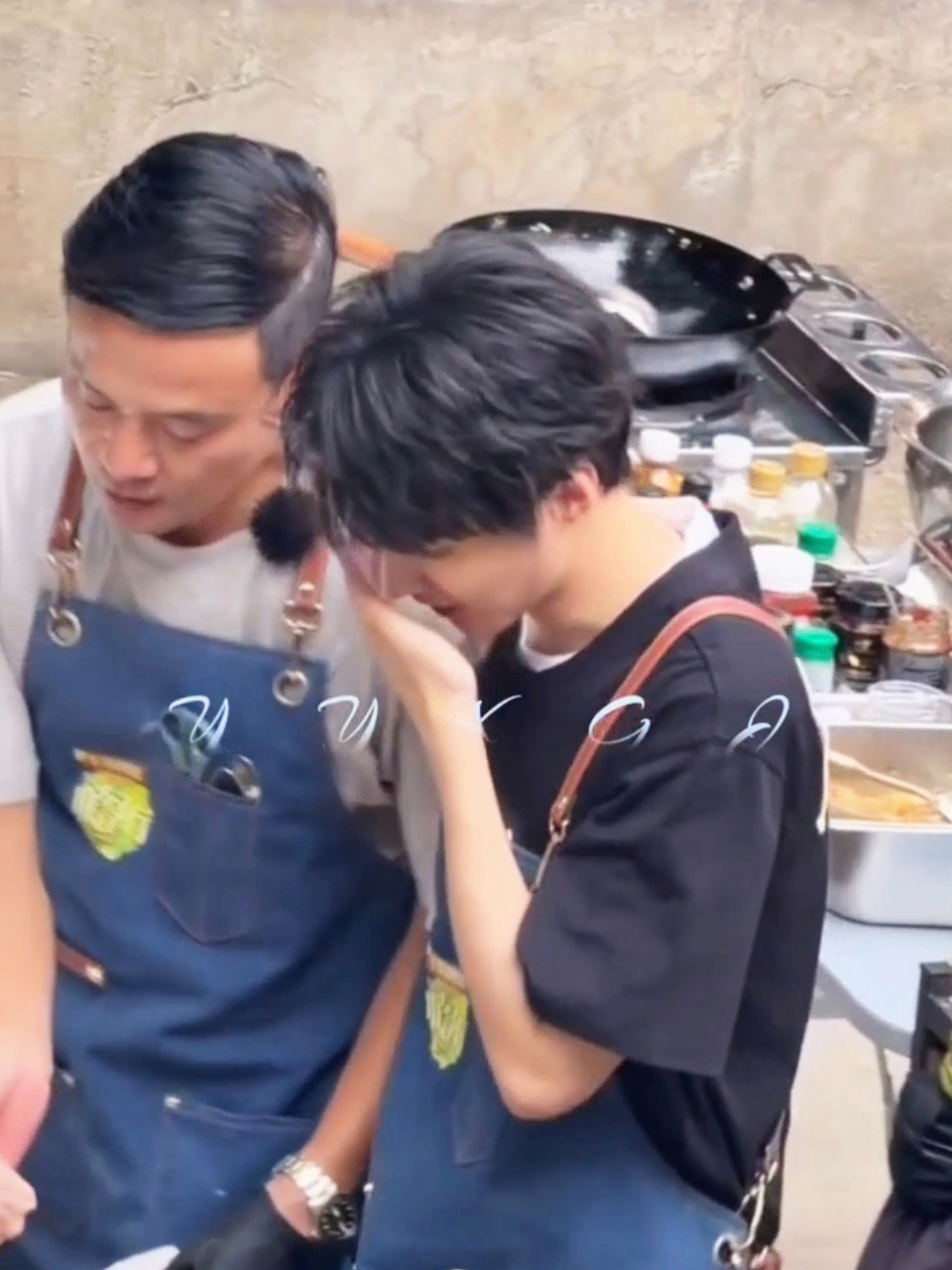 只是走过来的时候离得近了一些 上半身的运动轨迹已经迷晕我