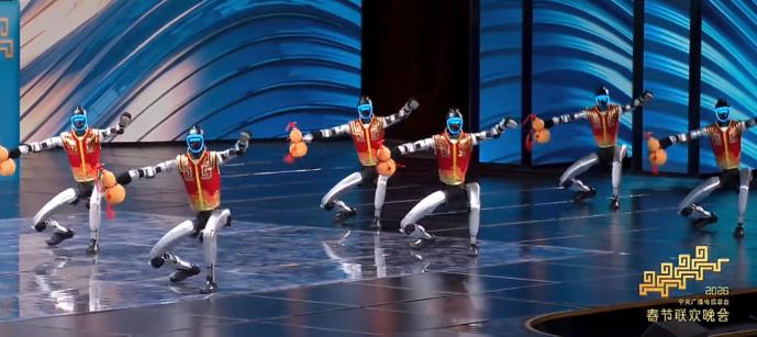 央视春晚开播一个小时，有3个万万没想到：
第一，没想到机器人全面入侵春晚，去年扭