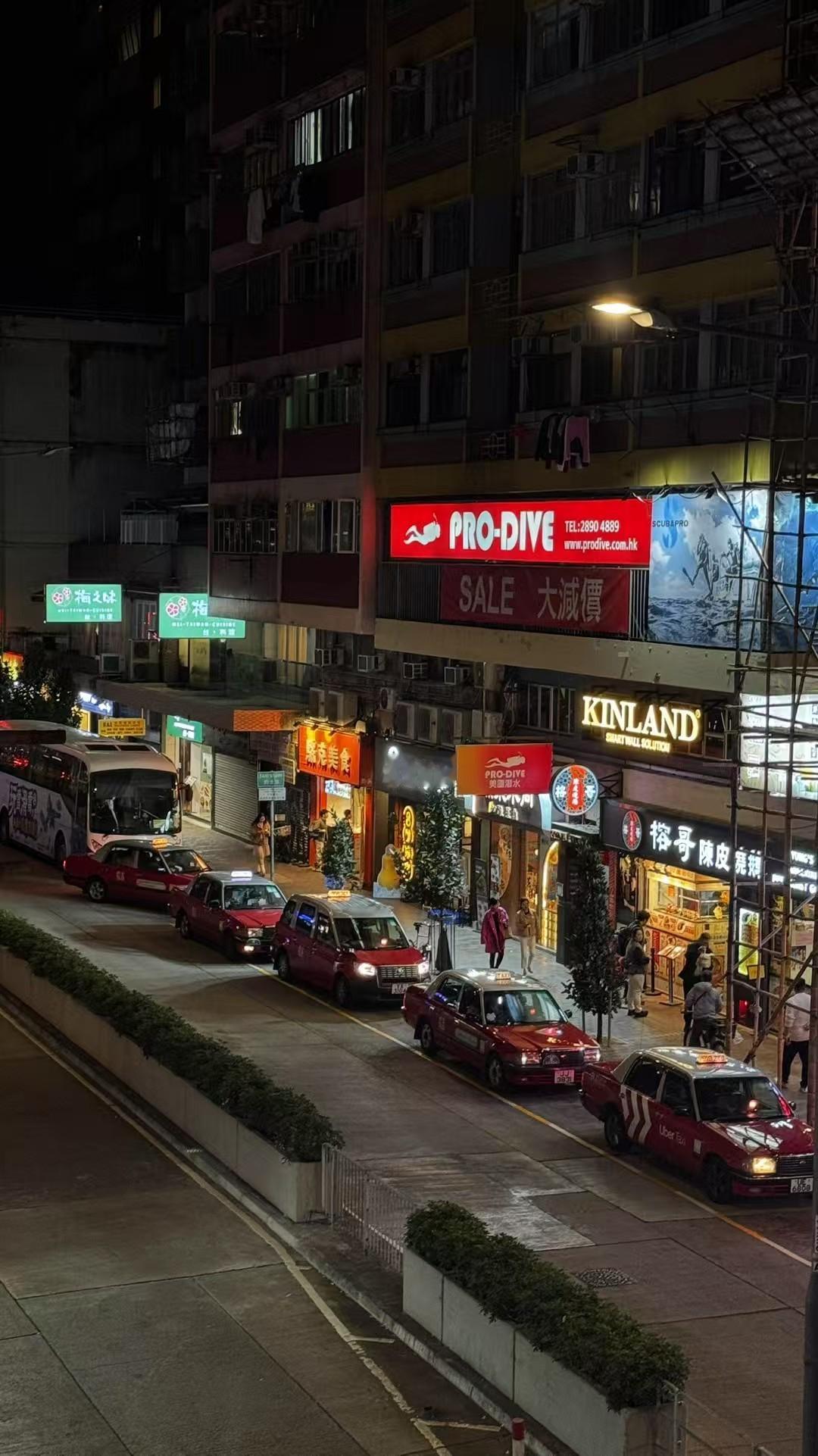 今天香港街头，和90年代香港电影里现代化繁荣的街景有哪些变化呢？出租车依然是老式