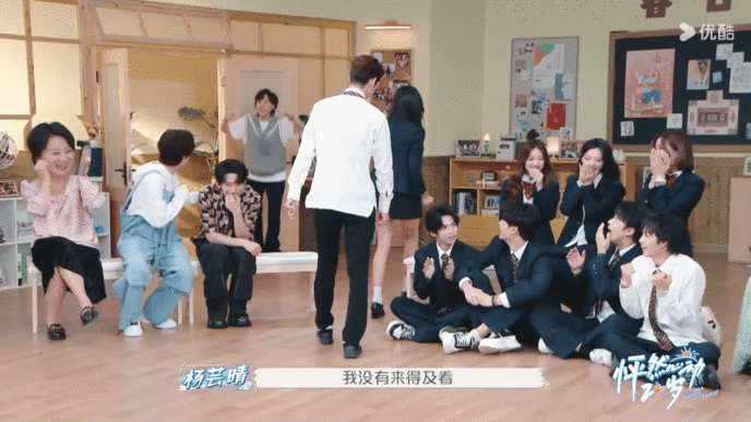 #哪有艺人围观素人接吻摔倒的#吃瓜人是每个中国人的天性啊，姐姐吃瓜吃到摔倒也是没