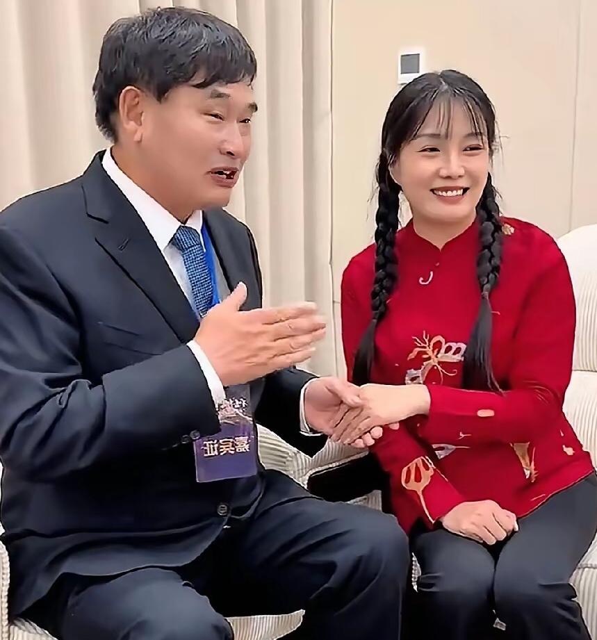 朱之文握手十余分钟引热议：礼仪边界与善意表达的争议

大衣哥朱之文与女性粉丝握手