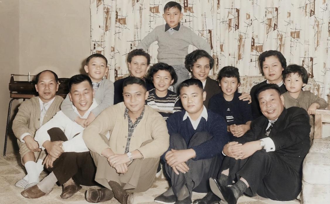 1956年，蒋经国带着全家参加衣复恩的家宴，饭后两家人合影留念。

此时的衣复恩