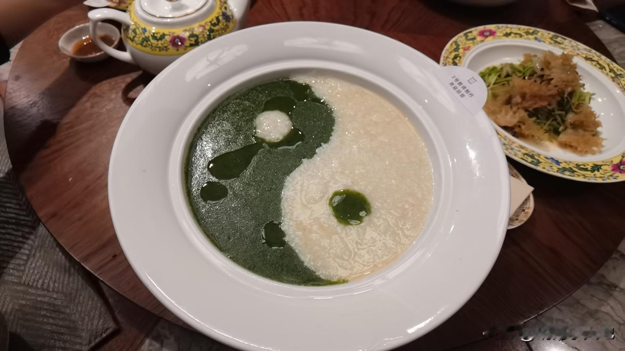 今天来吃京华楼，说说感受！
一直听说京华楼的京鲁菜特别好吃，今天和家人来尝尝，点