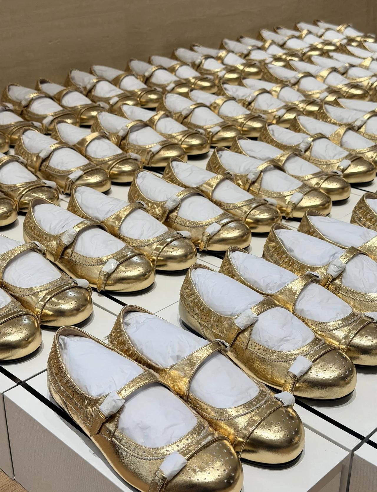 COTEMP金色玛丽珍的‘阅兵大典’
等了超久的爱鞋终于到货
越看越爱[爱慕]