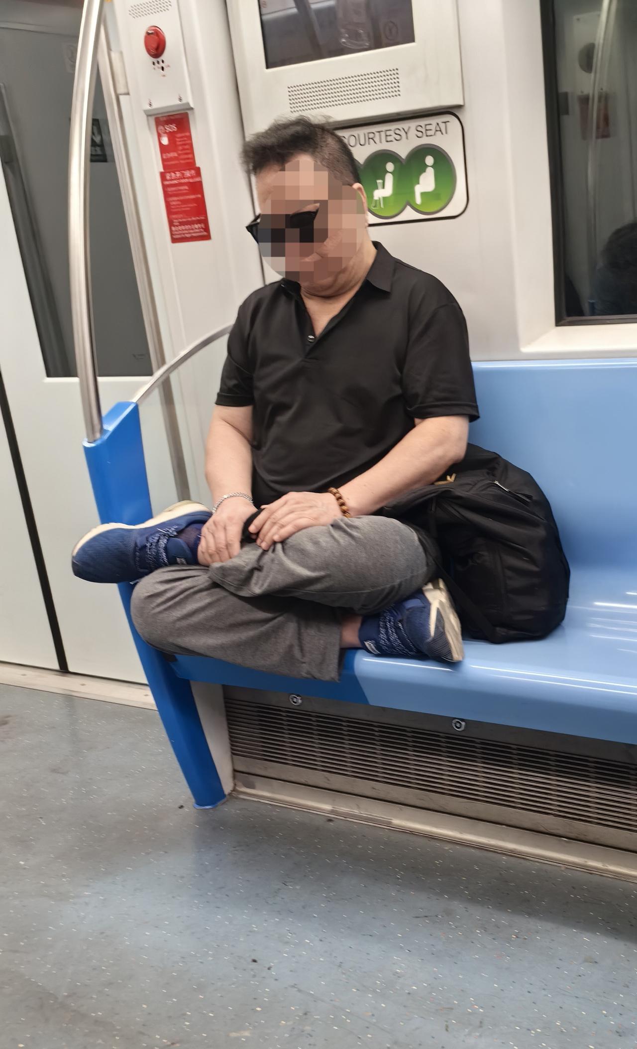 一大早的，地铁上发现一个老兄奇特坐法，大家认为他在干嘛呢？