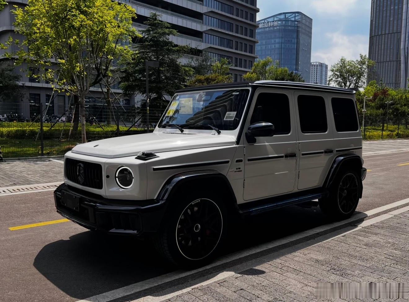 奔驰 G63  白/红 937+炽热红内饰13200+主动行驶控制57000+曜