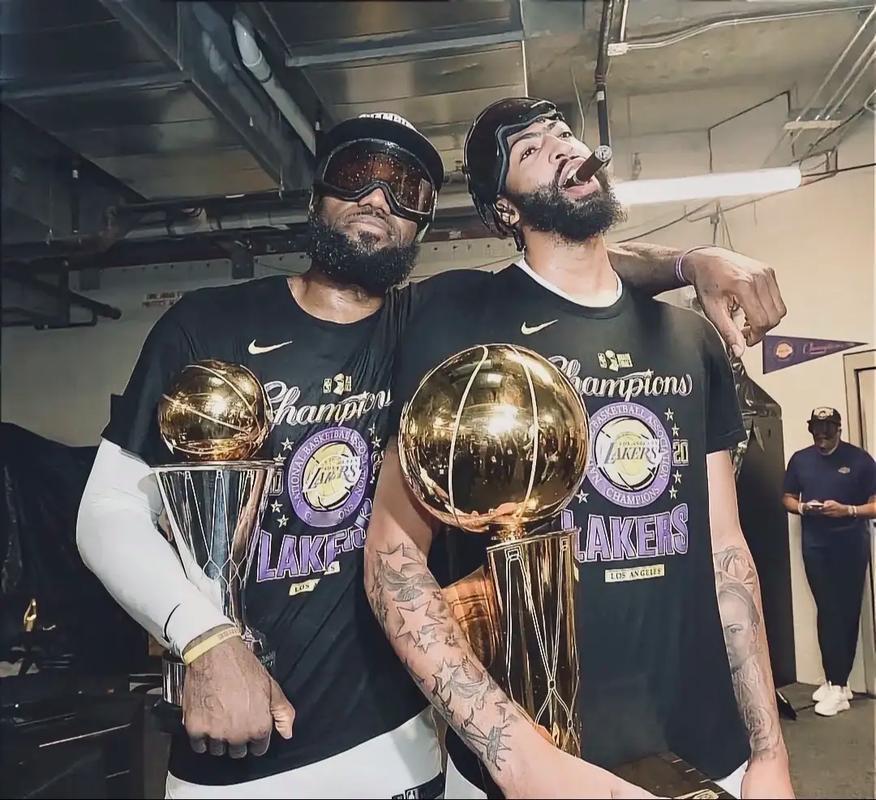 最适合浓眉戴维斯竟然是湖人队，湖人现在有詹姆斯，还有东契奇和里夫斯，詹姆斯能够让