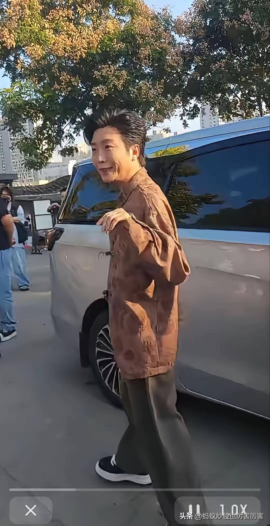 是不是唱女声需要保持体型？李玉刚太瘦了。