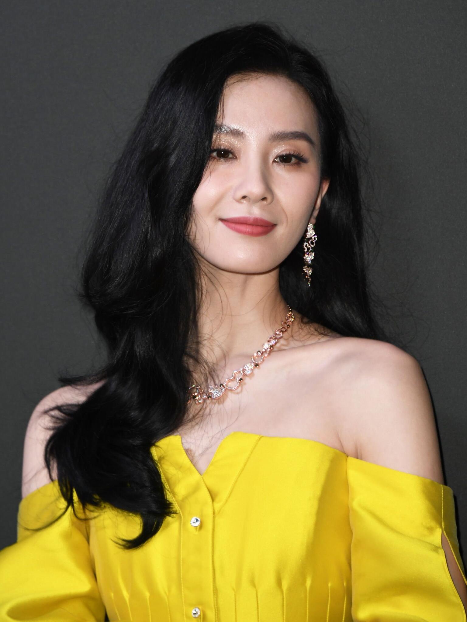 刘诗诗蛋黄长裙优雅迷人 