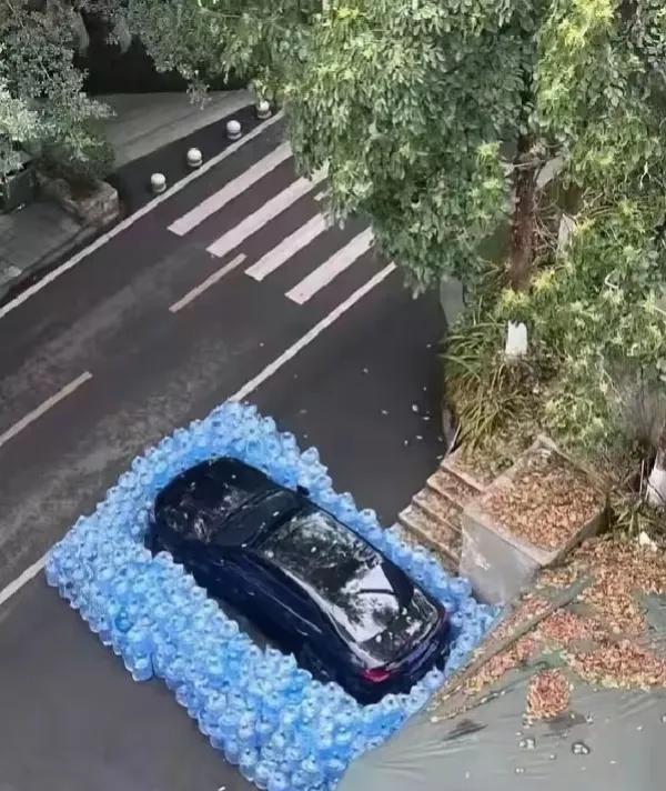 网友:让你乱停车，这下看你怎么出来？
这也太简单了吧！