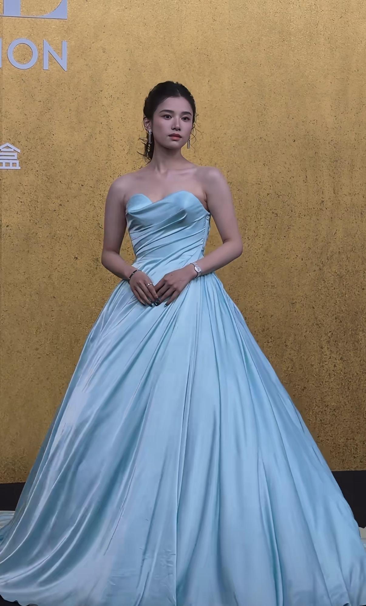 张婧仪VOGUE红毯造型，这是什么雷霆造型啊！不太理解为什么很多高定都把胸那里做