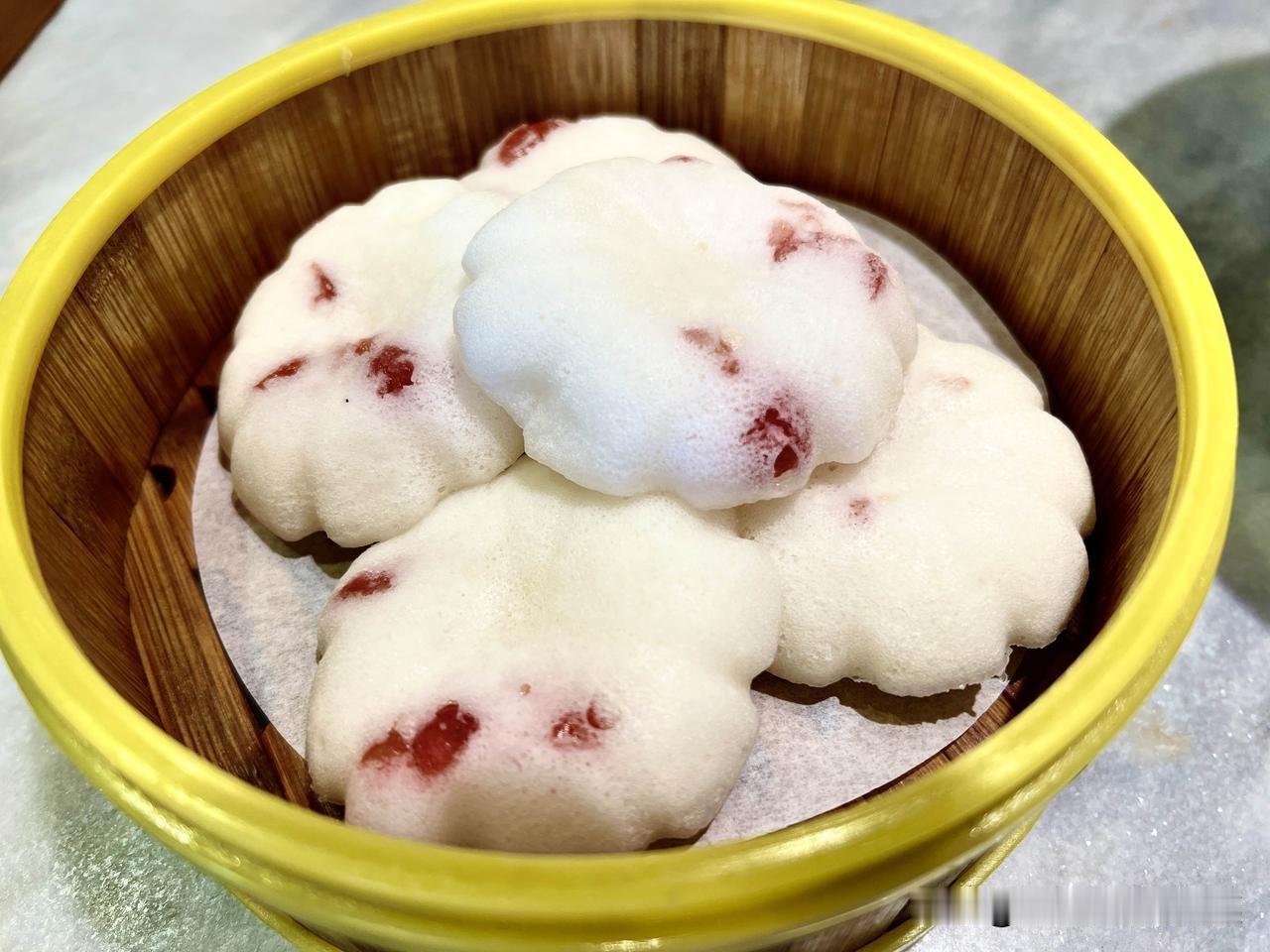 特别喜欢吃米糕。
喜欢米糕的口感：清甜细腻，暄软蓬松，粘糯微弹，米香浓郁。
也喜