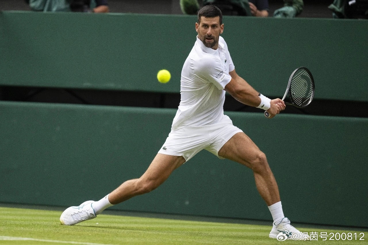 温网🎾男单1/4决赛:七届赛事冠军🏆塞尔维亚🇷🇸选手德约科维奇7比6 (