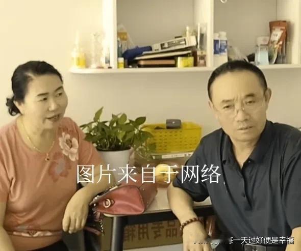 发现一个奇怪的现象：失偶老年人都忙着相亲，而年轻人都回避恋爱。
大凡有点姿色的女