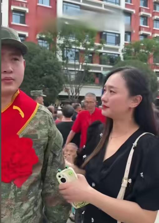 看哭了！一姑姑送侄子去参军，车站里别人都是爸妈送行，她却一个人站在队伍外面，眼泪