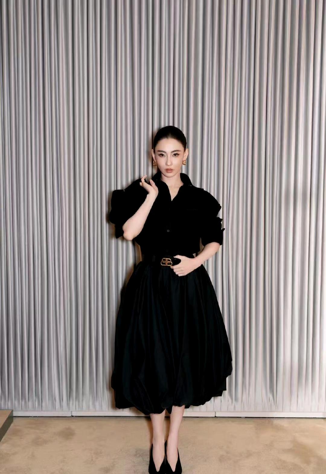 张柏芝巴黎世家活动造型，黑裙封神！
 
巴黎世家活动现场，张柏芝一身经典黑色花苞