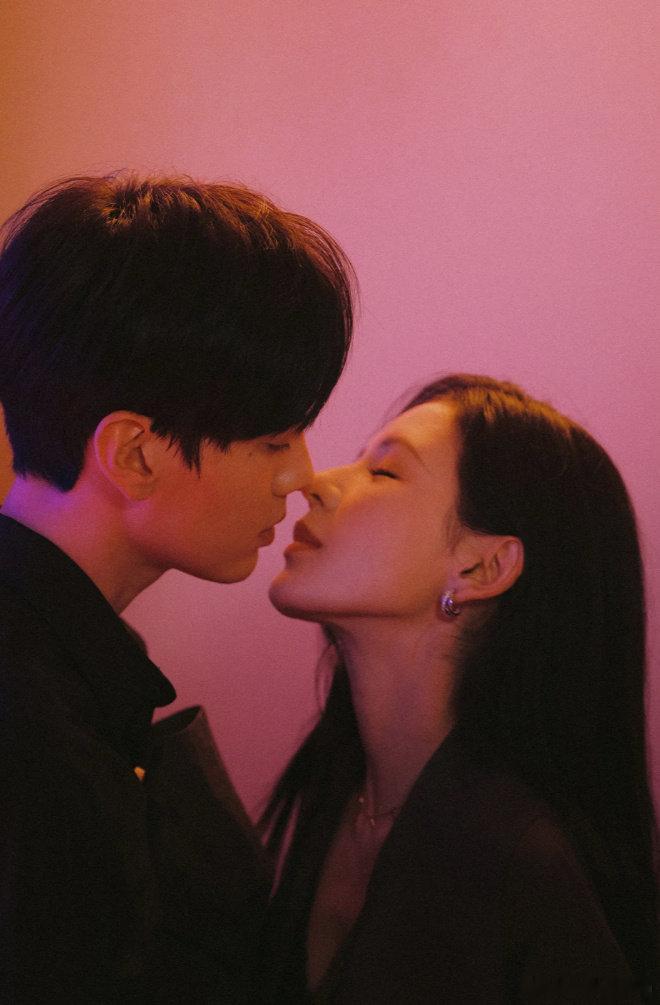 张予曦毕雯珺上恋综我是同意的 谁懂啊！满脑子都是他俩在巴黎街头的互怼名场面，细节