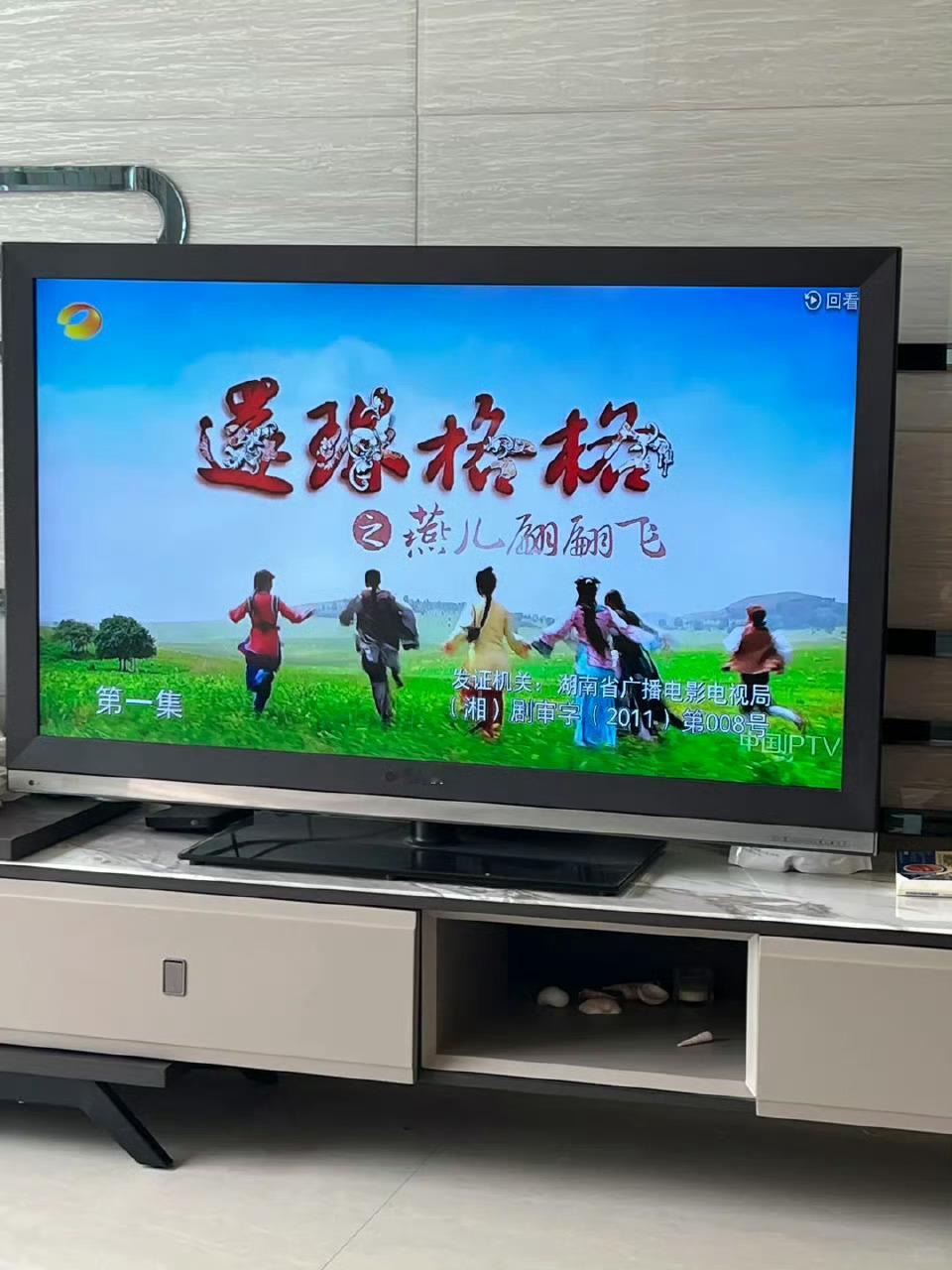 是电视不好看还是手机更好玩了突然发现家里的电视闲置好久了不是电视不好看，是手机碎