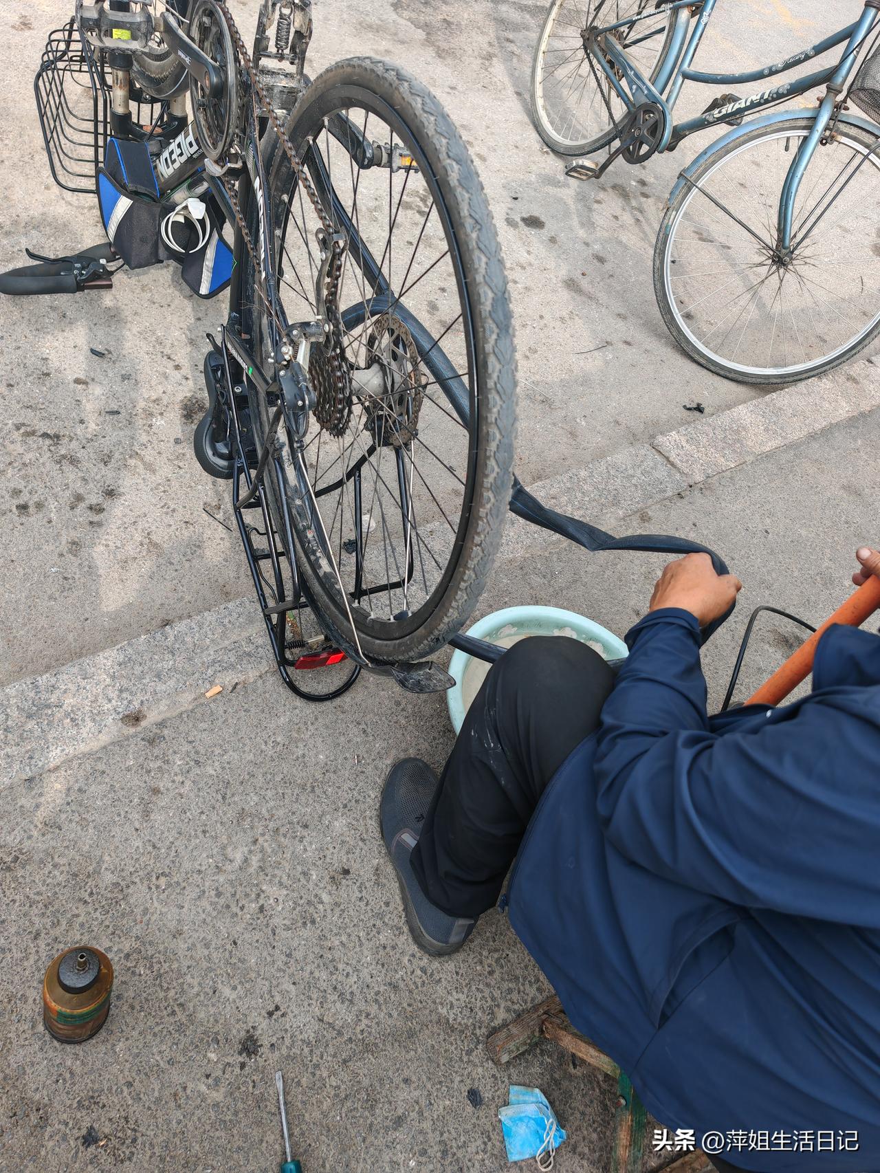 早晨想出去骑自行车，推到楼下一看车后胎没气了，心里想不应该啊，前天老公刚打满的气