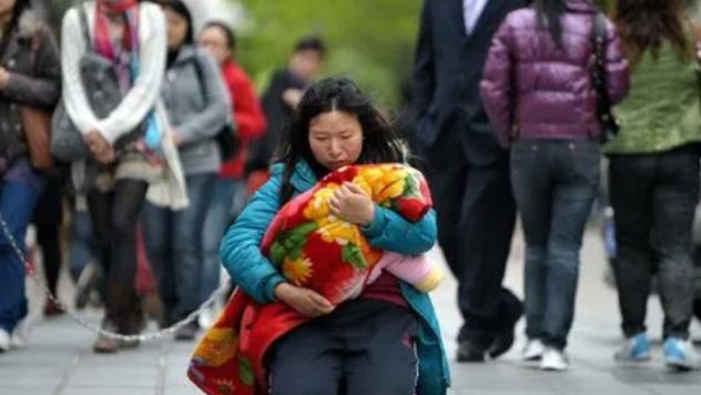 “是富二代让跪的。”2011年，一农村妇女抱着一个婴儿，三步一跪，从广州大道跪爬