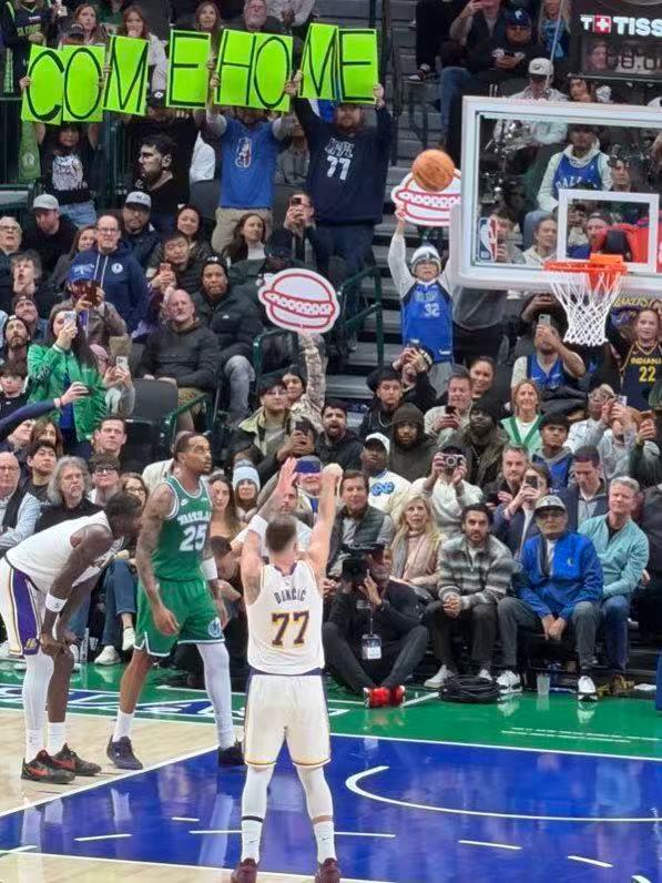 这🍔是达拉斯球迷为77量身定制的眩晕板吗东契奇