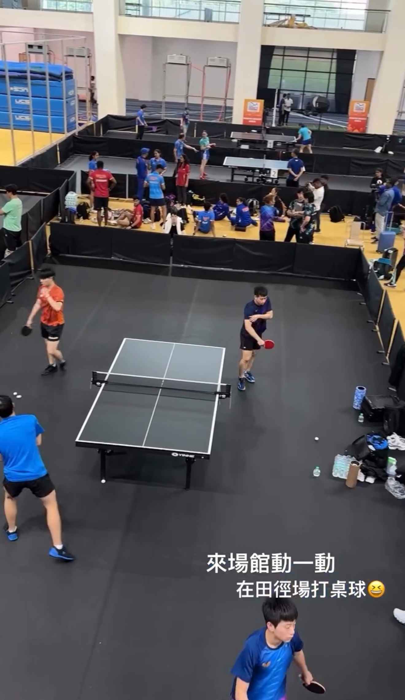 亚锦赛热身场地目前看上去稍简陋地胶只铺设在挡板区域内，挡板外没有地胶，部分运动员