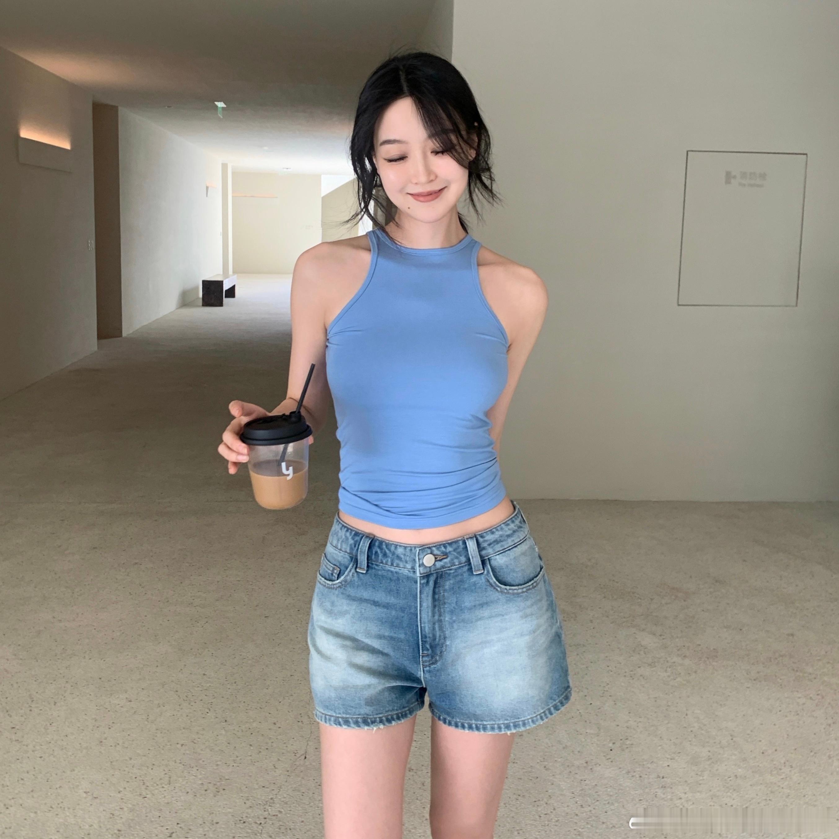 一直都想要有的日常女神款一点儿的牛仔短裤 中腰且不是太短 舒适好穿不容易走光 得