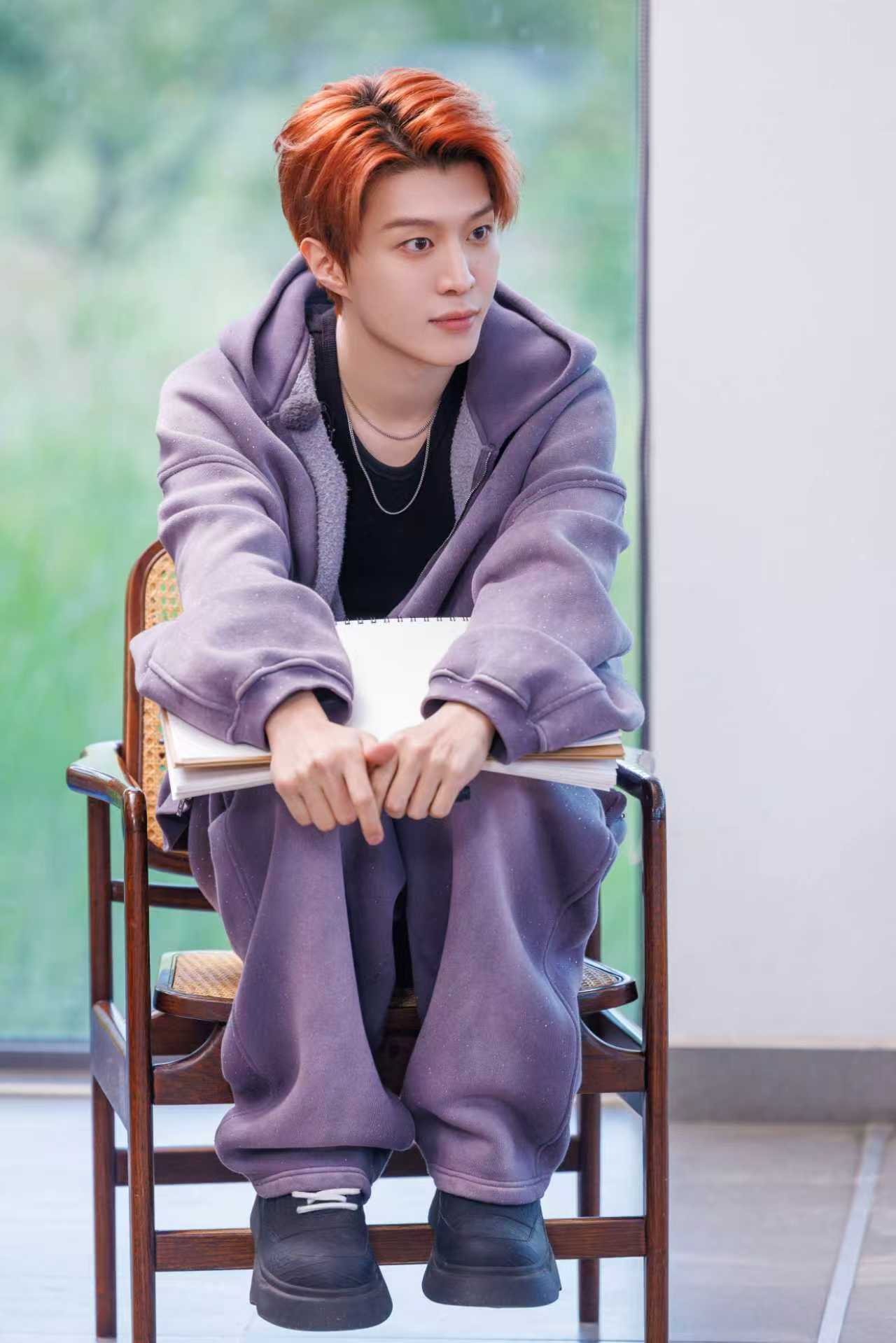 范丞丞紫色运动套装 范丞丞《现在就出发》先导片剧照来啦~ 紫色运动套装造型清爽帅