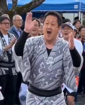 像！越看越像
简直一模一样，孔大教授穿上这身衣服，完全像变了一个人。好像血液里流