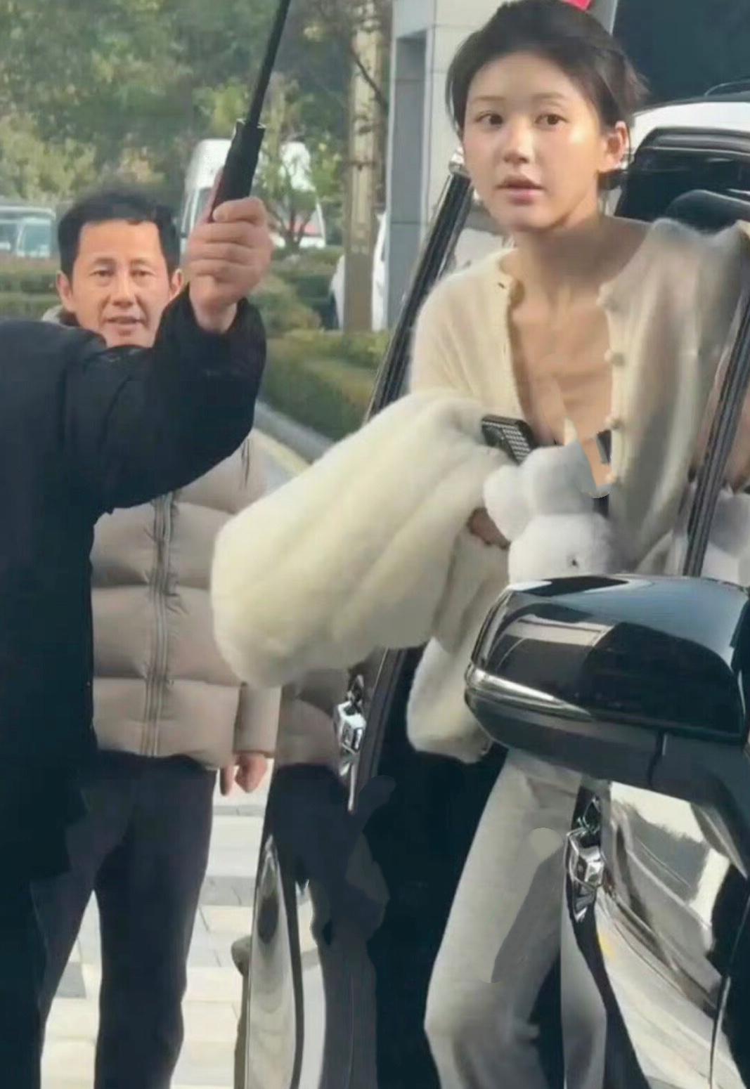 我虽不粉她，但也比较喜欢她，实事求是讲，我的感觉她和以前不一样了，有种科技感，没