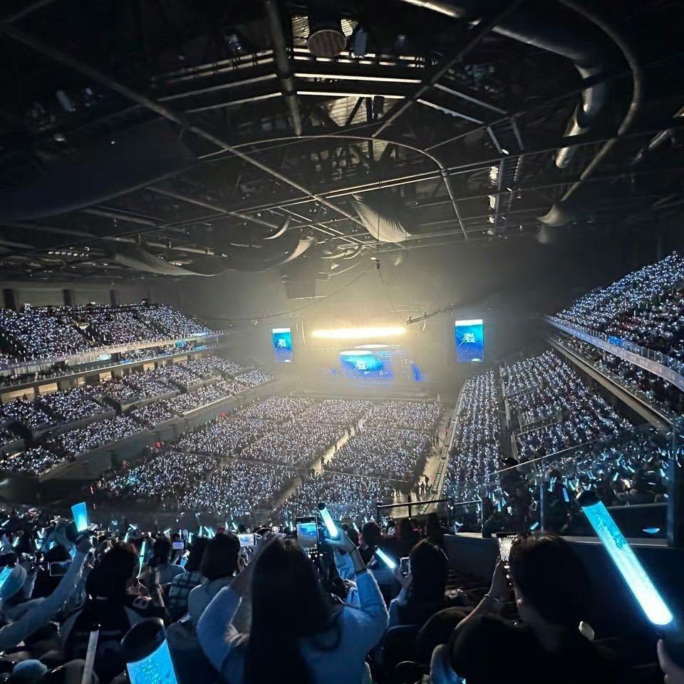 梓渝南京演唱会燃炸！1.8万场馆座无虚席，哭着宠粉太好嗑
 
12月19号南京梦