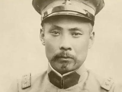 段祺瑞在北京自己的私宅之中，立了一个铁规矩 —— 吃饭必须一个人。不管家里几十口