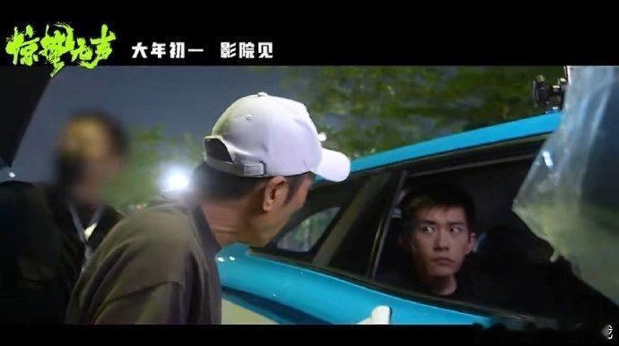 易烊千玺惊蛰无声采访镜头张艺谋给易烊千玺讲戏张艺谋夸赞千玺进步显著，采访里的腼腆