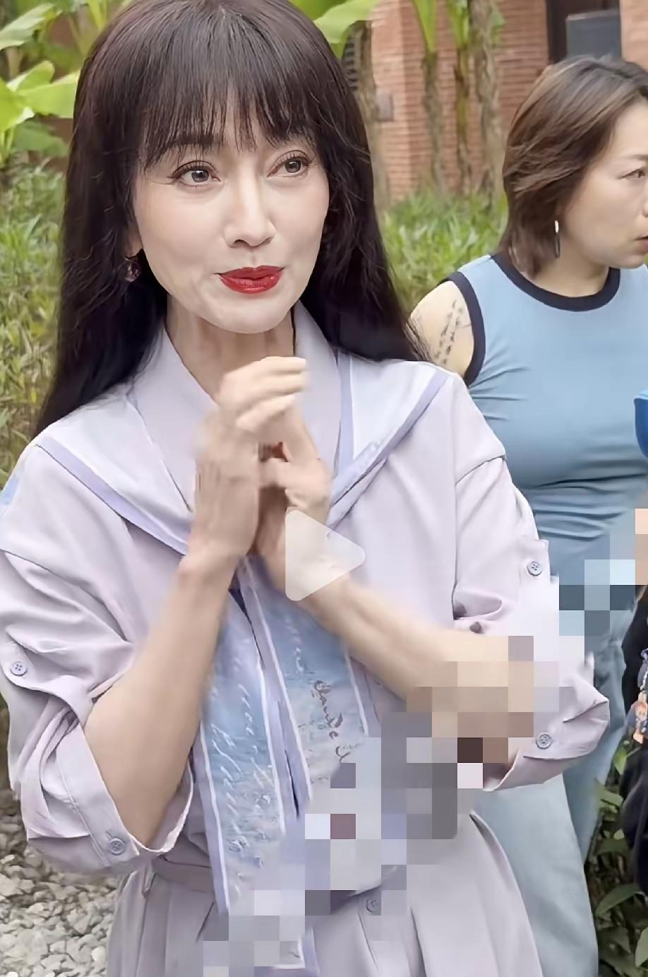 赵雅芝真的是赶上了好时候
像赵雅芝这样不想退休的女人
其实有有很多
有的是岗位好