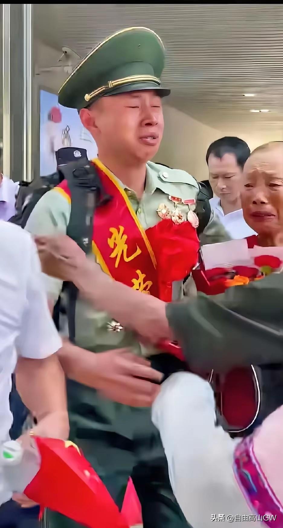 广西柳州一男子退役回家，12年军旅生涯结束。父母早早就在车站等候，终于见到儿子，
