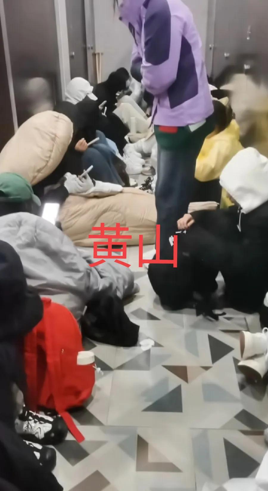 国庆假期哪家景区强？
1、黄山，男女混合睡厕所
2、三清山，14度冷风，被困几小