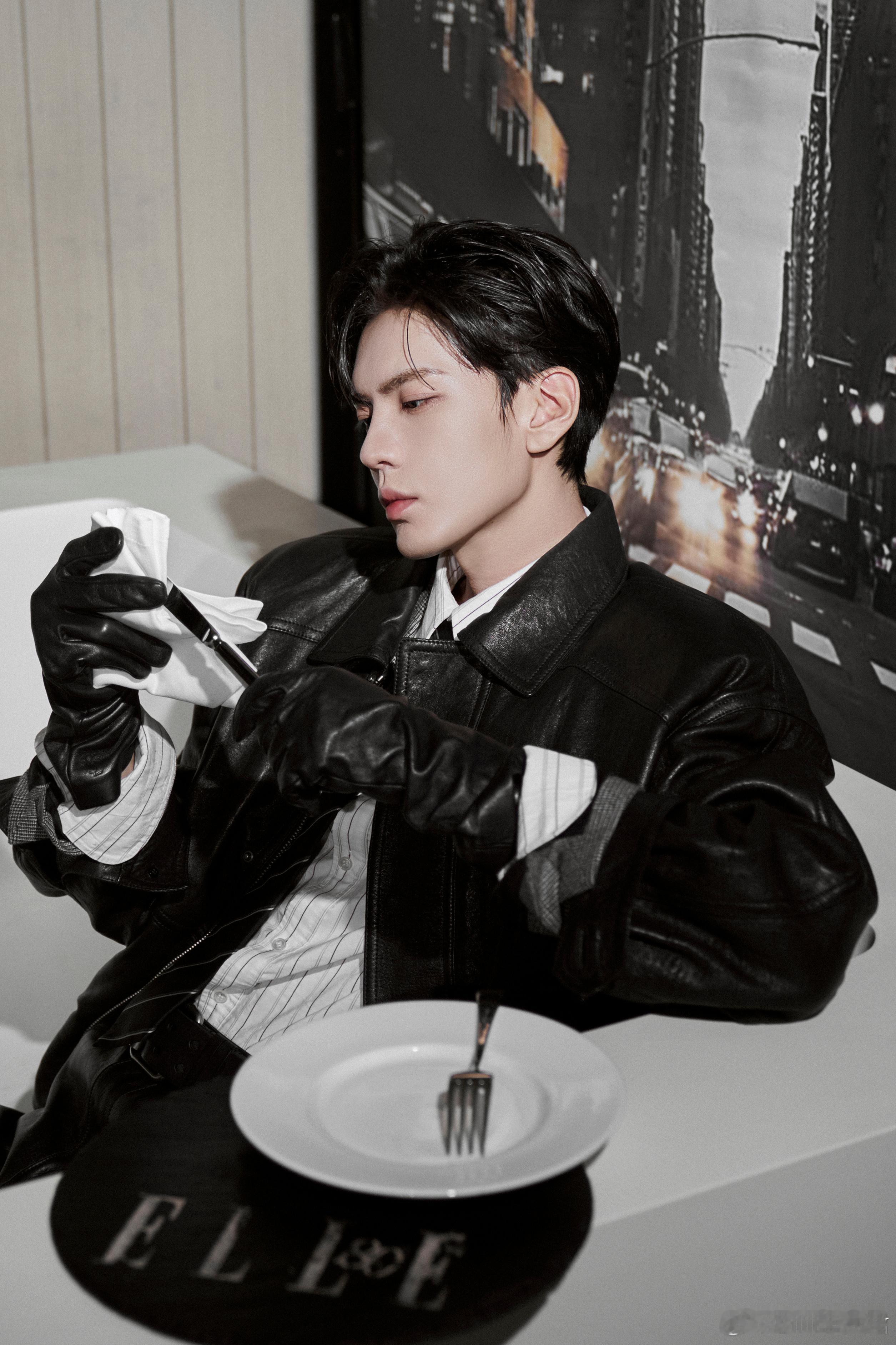 毕雯珺男模身材建模脸毕雯珺ELLE盛典湿发皮衣A感造型 毕雯珺男模身材建模脸，毕