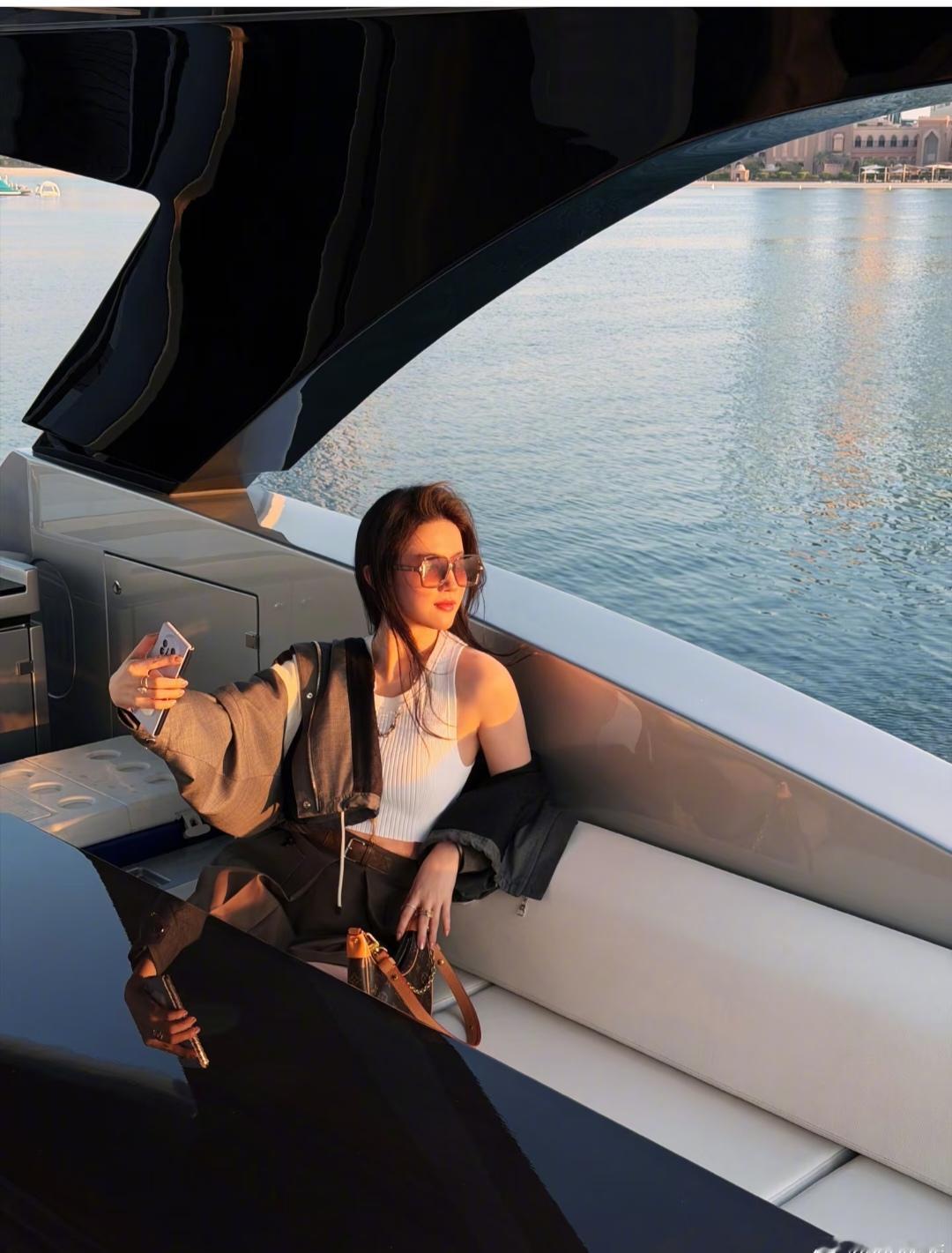 刘亦菲，这照片拍的太有大片感了。