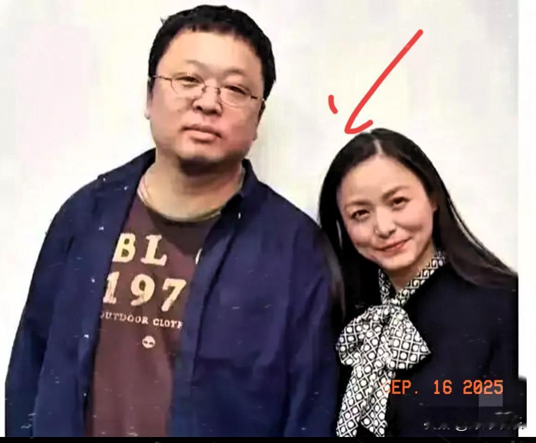 我拿罗永浩妻子的照片给姥姥看，
姥姥盯着看了好一会儿没说话，
突然开口：“这姑娘