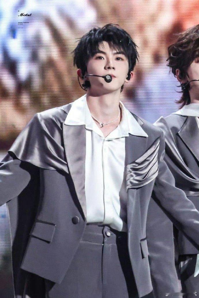 他的腰太好看，每个细节都透着精致。 