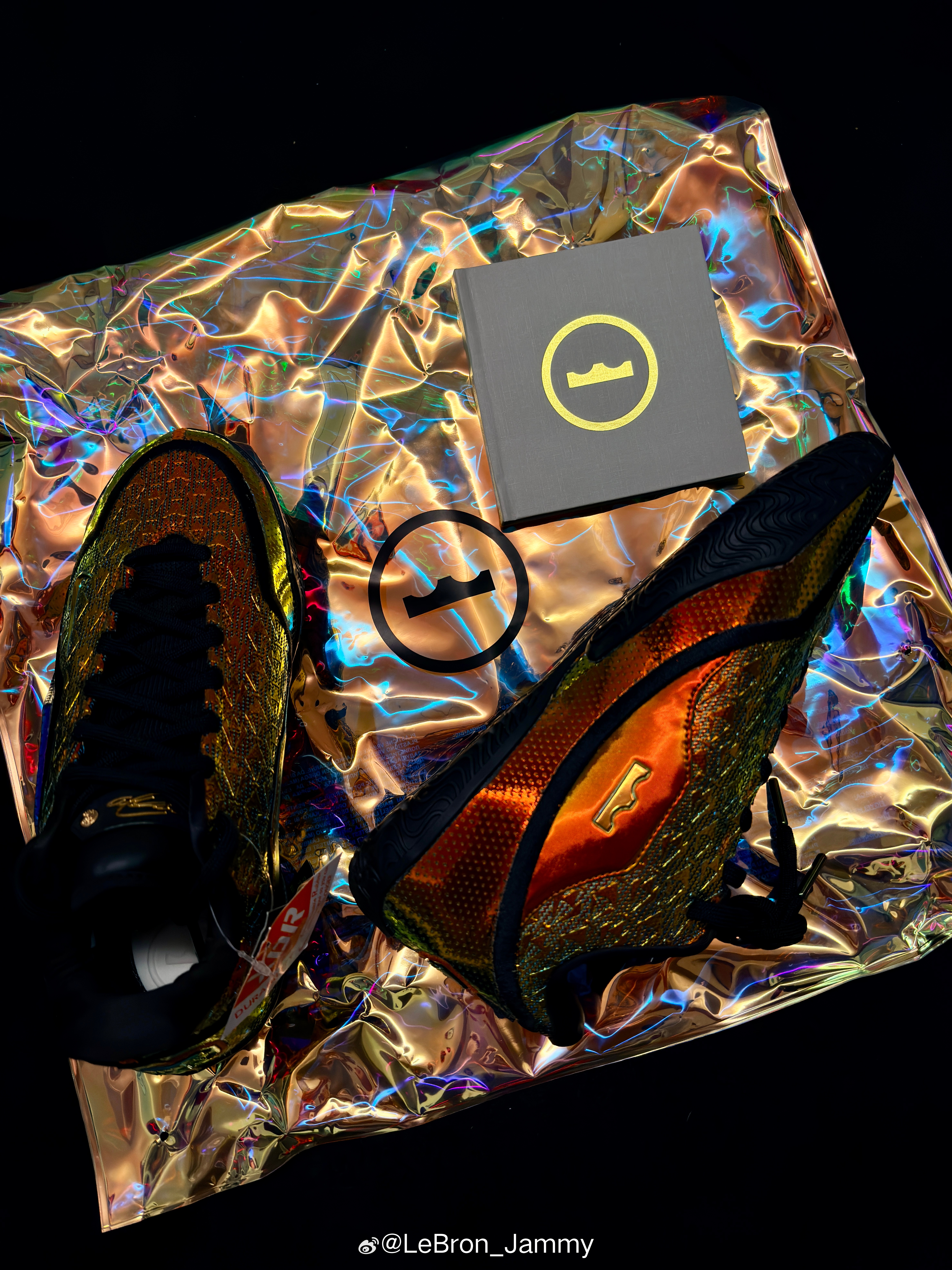 太大我穿不上，在鞋柜里躺了半年……可惜没有男朋友，不然就给男朋友穿了球鞋篮球鞋詹