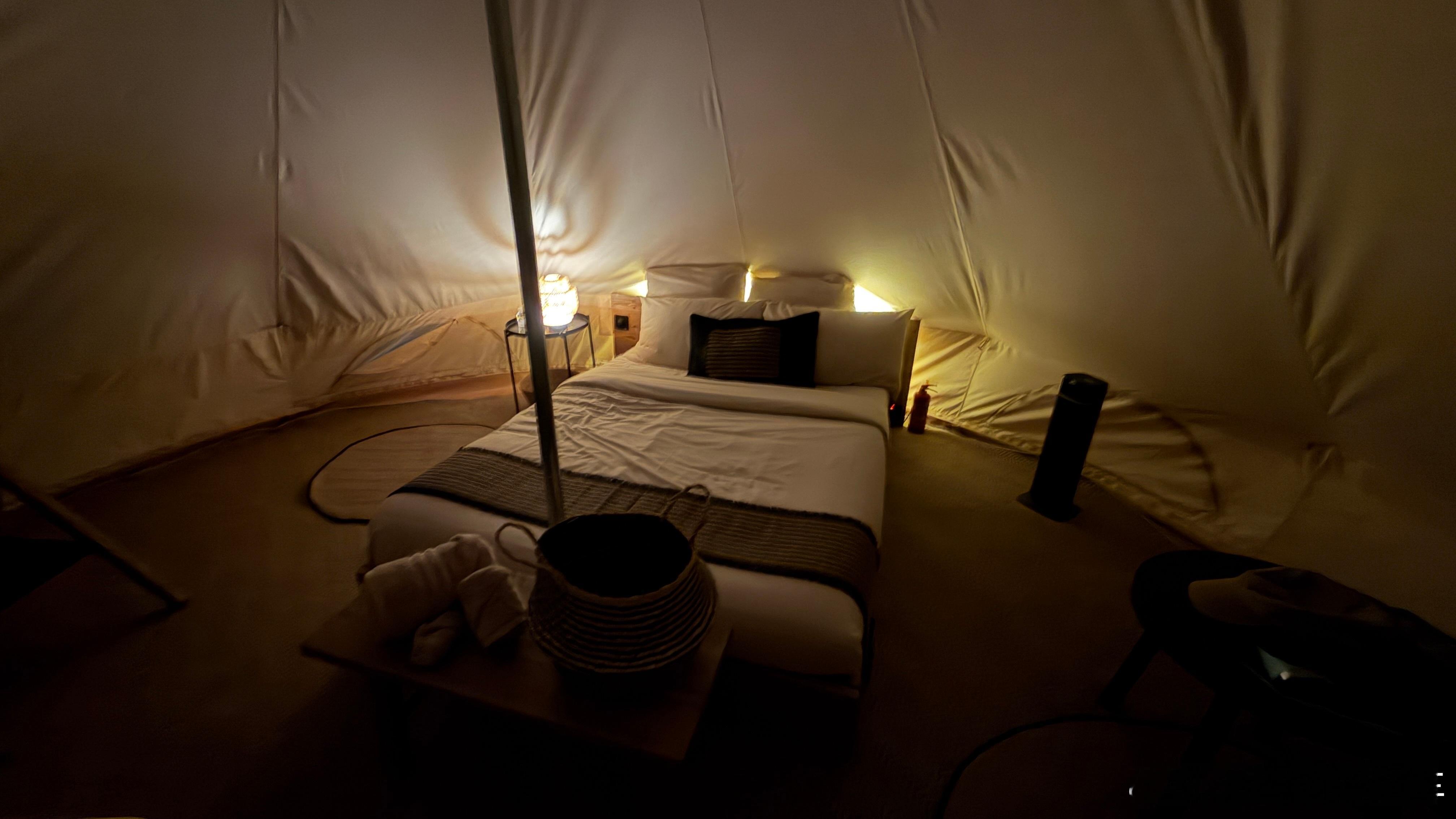 为什么酒店床上要放四个枕头是不是因为，靠在床头就需要2个枕头呀～这次去沙特更离谱