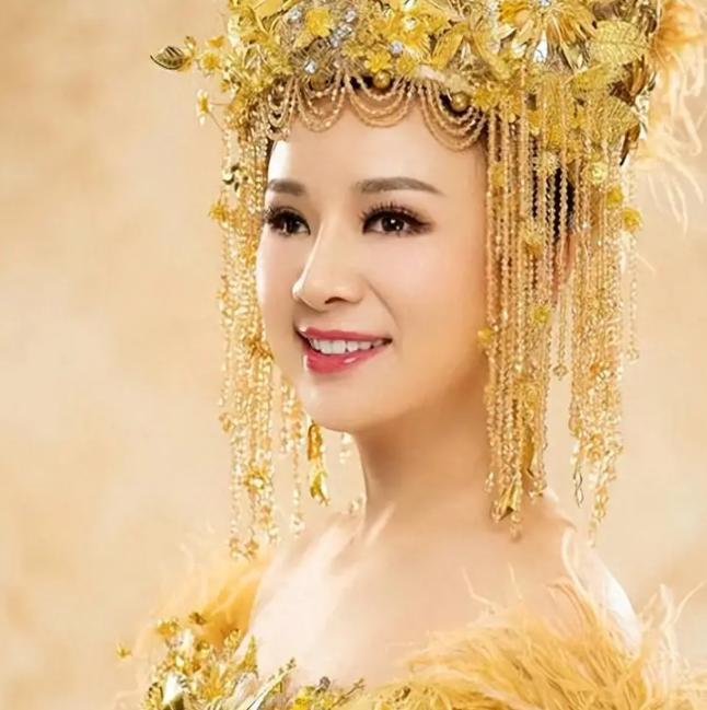 7年前，盲人女歌手刘赛不顾反对，把自己嫁给这个一贫如洗的农村小伙，愿意倒贴一套婚