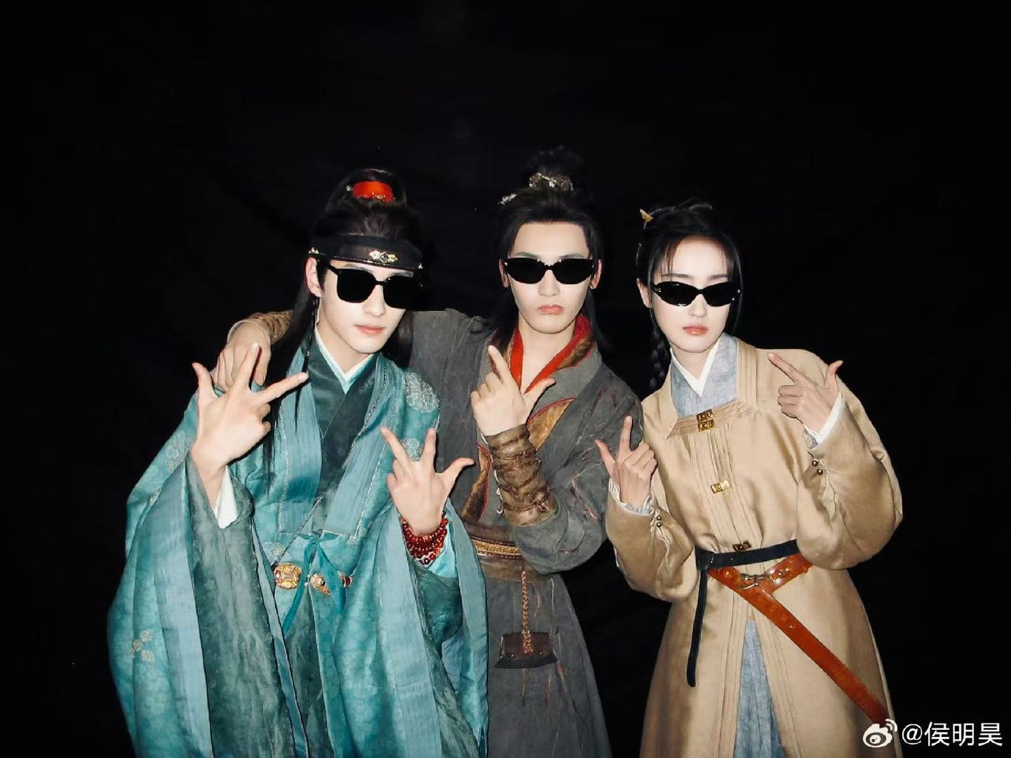 侯明昊长文告别碧血蝉侯明昊碧血蝉杀青晒照3月22日，发长文告别《碧血蝉》，并晒杀